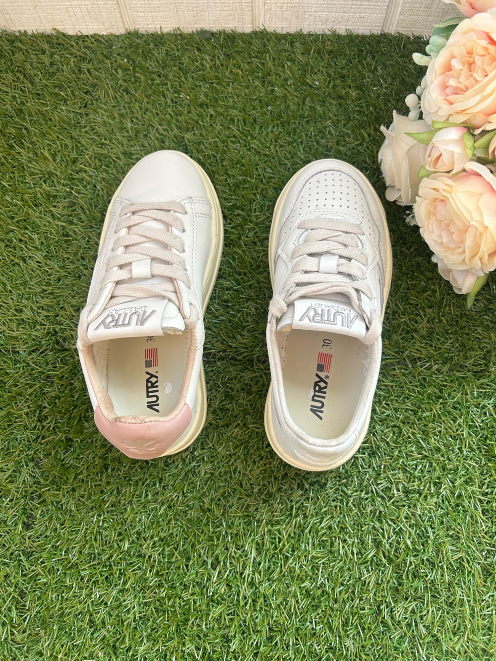 AUTRY SNEAKERS MISMATCHED
MEDALIST LOW SNEAKERS WHITE PINK LEATHER kids 30 
$240 - Picture 3 of 11